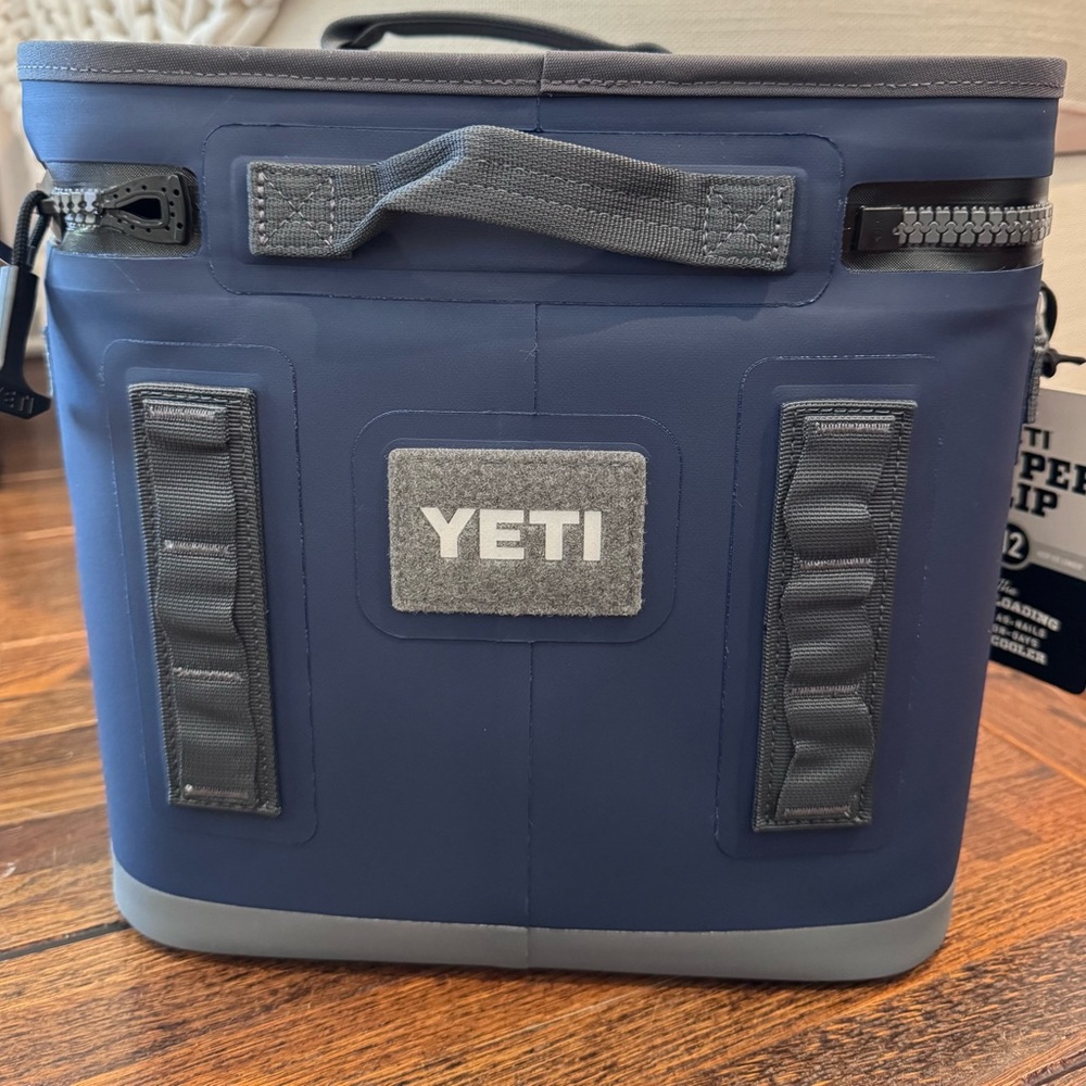 YETI Hopper Flip 12 Navy NEW